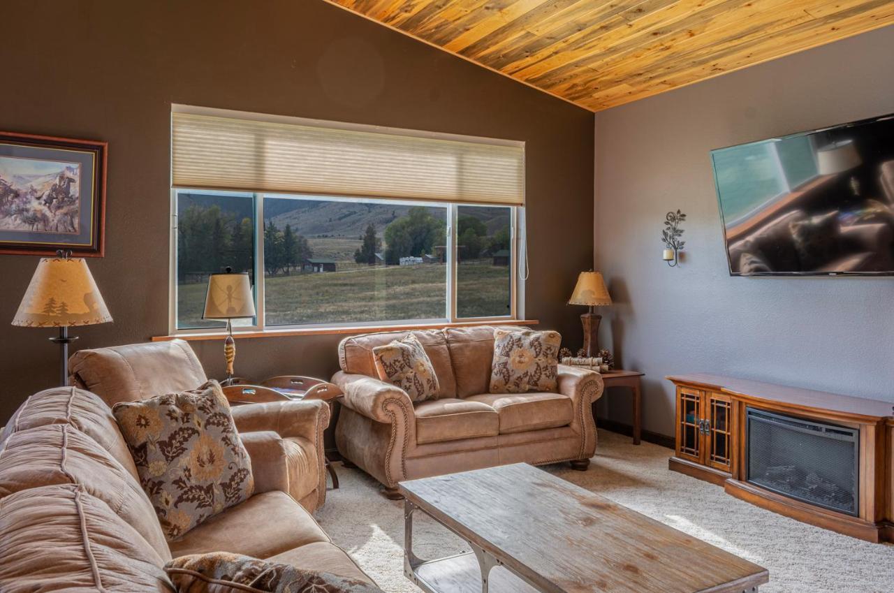 Bison Lodge - Lg Home - 2 Bedrooms - Less Than 5 Miles To Yellowstone North Entrance, Sleeps Up To 8 جاردينر المظهر الخارجي الصورة
