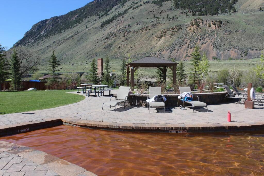 Bison Lodge - Lg Home - 2 Bedrooms - Less Than 5 Miles To Yellowstone North Entrance, Sleeps Up To 8 جاردينر المظهر الخارجي الصورة