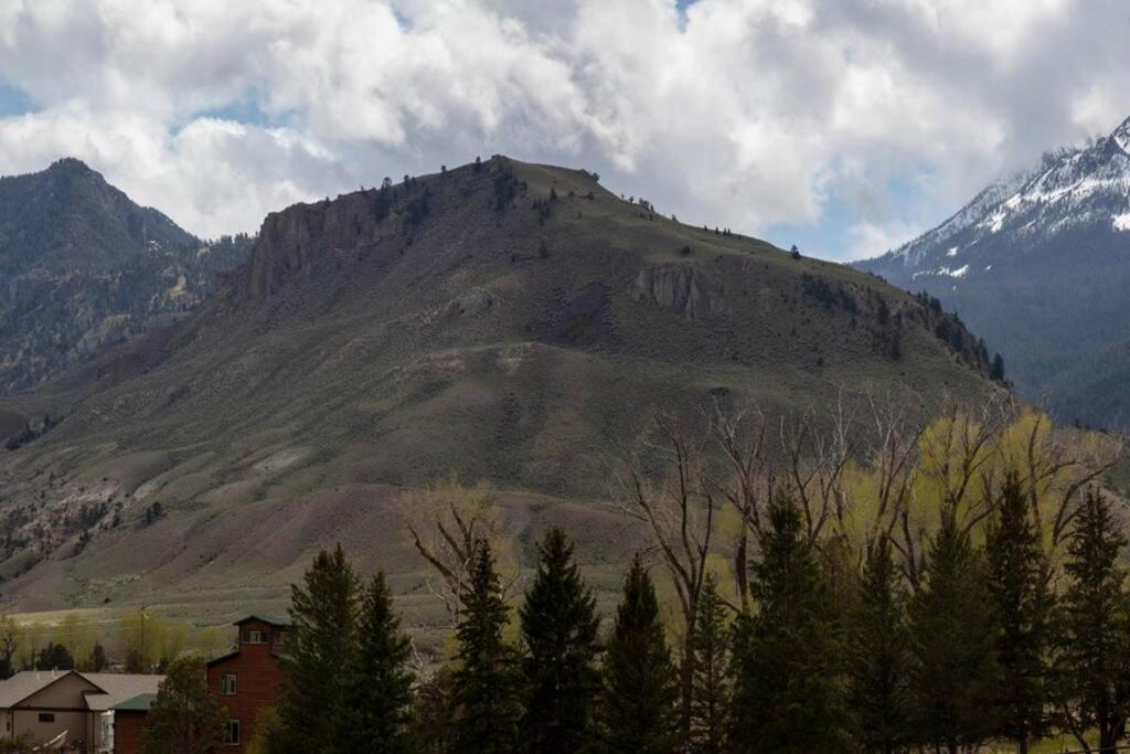 Bison Lodge - Lg Home - 2 Bedrooms - Less Than 5 Miles To Yellowstone North Entrance, Sleeps Up To 8 جاردينر المظهر الخارجي الصورة