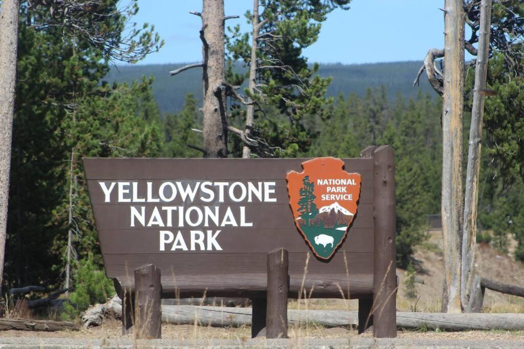 Bison Lodge - Lg Home - 2 Bedrooms - Less Than 5 Miles To Yellowstone North Entrance, Sleeps Up To 8 جاردينر المظهر الخارجي الصورة