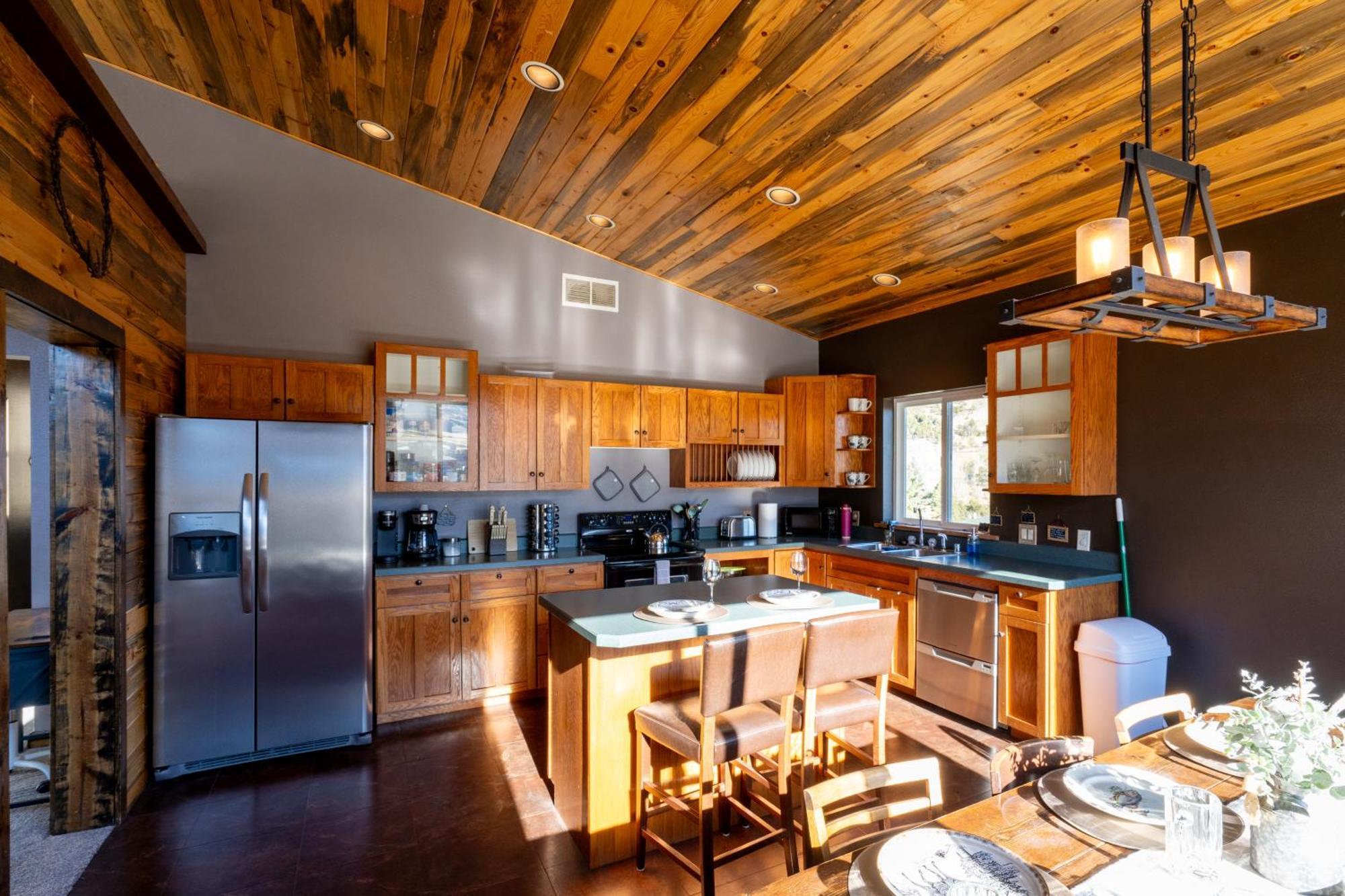 Bison Lodge - Lg Home - 2 Bedrooms - Less Than 5 Miles To Yellowstone North Entrance, Sleeps Up To 8 جاردينر المظهر الخارجي الصورة
