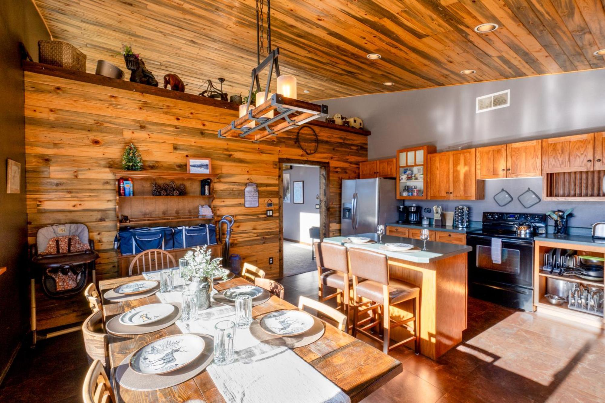 Bison Lodge - Lg Home - 2 Bedrooms - Less Than 5 Miles To Yellowstone North Entrance, Sleeps Up To 8 جاردينر المظهر الخارجي الصورة
