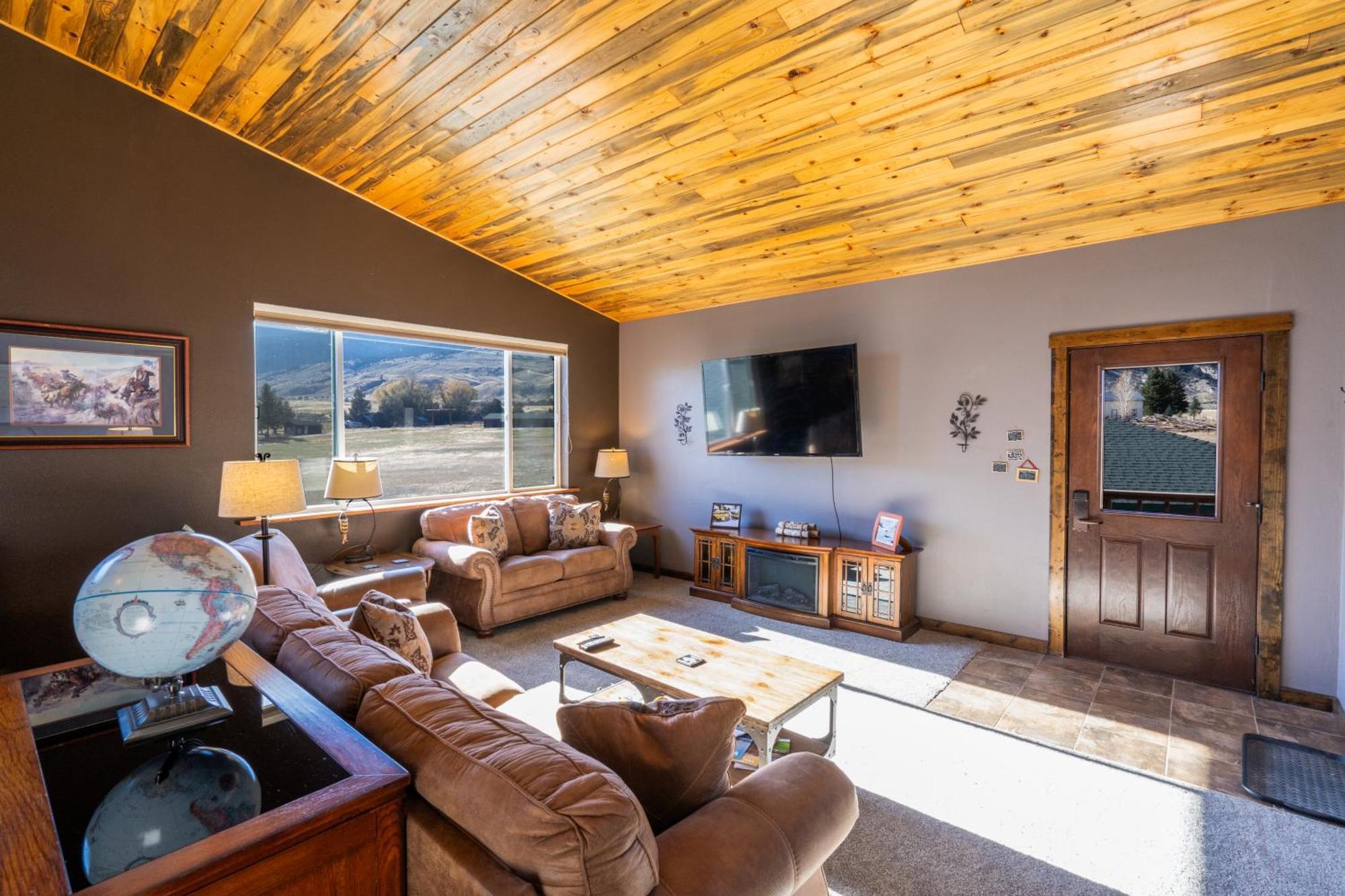 Bison Lodge - Lg Home - 2 Bedrooms - Less Than 5 Miles To Yellowstone North Entrance, Sleeps Up To 8 جاردينر المظهر الخارجي الصورة