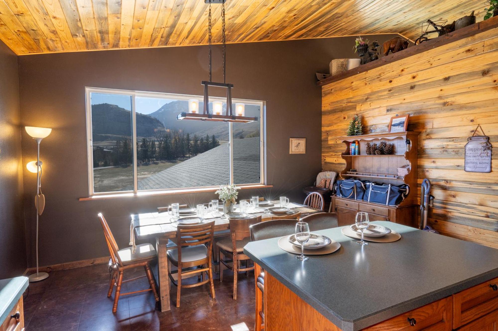 Bison Lodge - Lg Home - 2 Bedrooms - Less Than 5 Miles To Yellowstone North Entrance, Sleeps Up To 8 جاردينر المظهر الخارجي الصورة