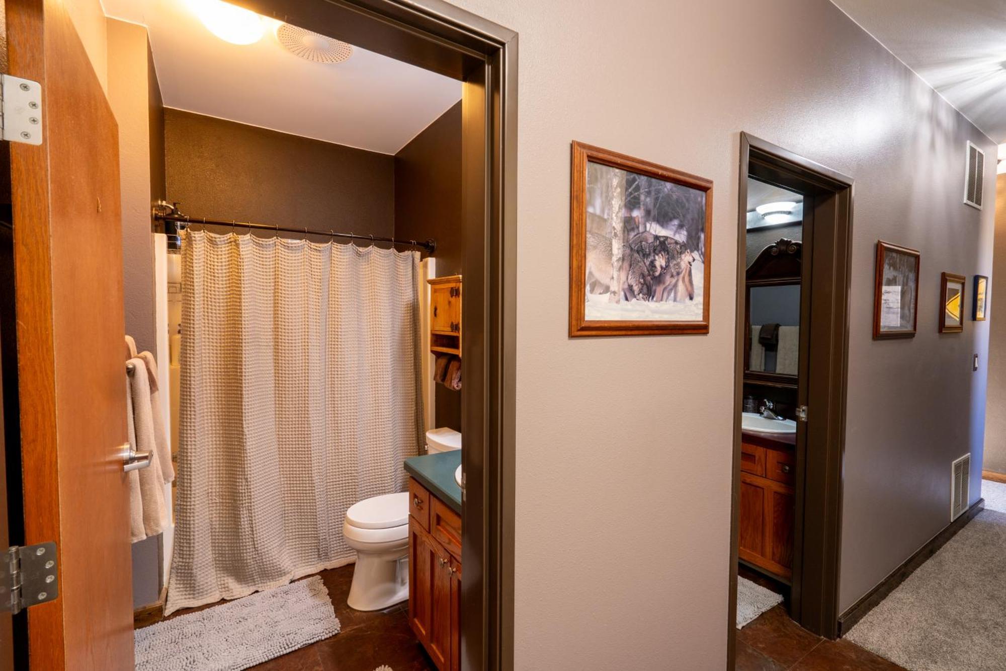 Bison Lodge - Lg Home - 2 Bedrooms - Less Than 5 Miles To Yellowstone North Entrance, Sleeps Up To 8 جاردينر المظهر الخارجي الصورة