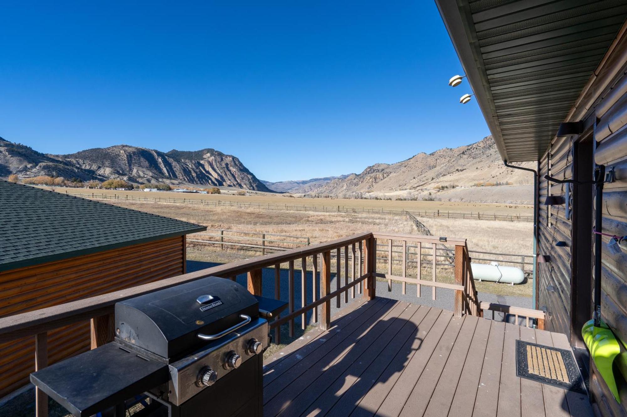 Bison Lodge - Lg Home - 2 Bedrooms - Less Than 5 Miles To Yellowstone North Entrance, Sleeps Up To 8 جاردينر المظهر الخارجي الصورة