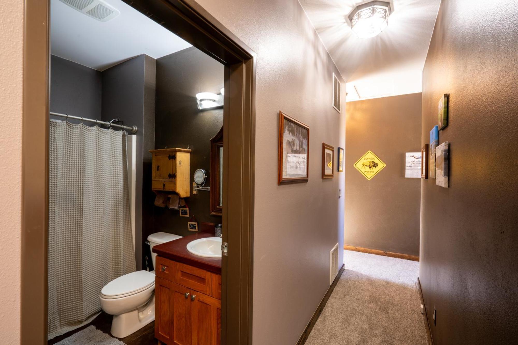 Bison Lodge - Lg Home - 2 Bedrooms - Less Than 5 Miles To Yellowstone North Entrance, Sleeps Up To 8 جاردينر المظهر الخارجي الصورة