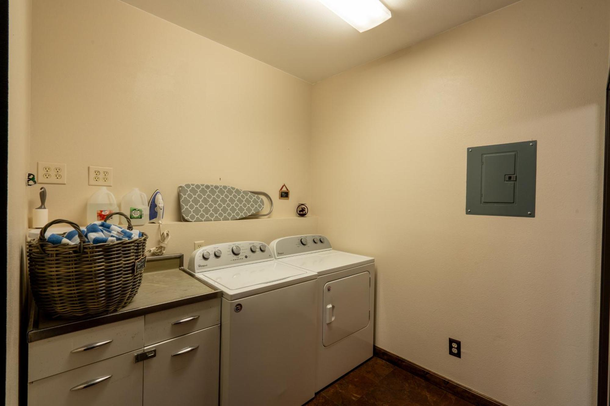 Bison Lodge - Lg Home - 2 Bedrooms - Less Than 5 Miles To Yellowstone North Entrance, Sleeps Up To 8 جاردينر المظهر الخارجي الصورة