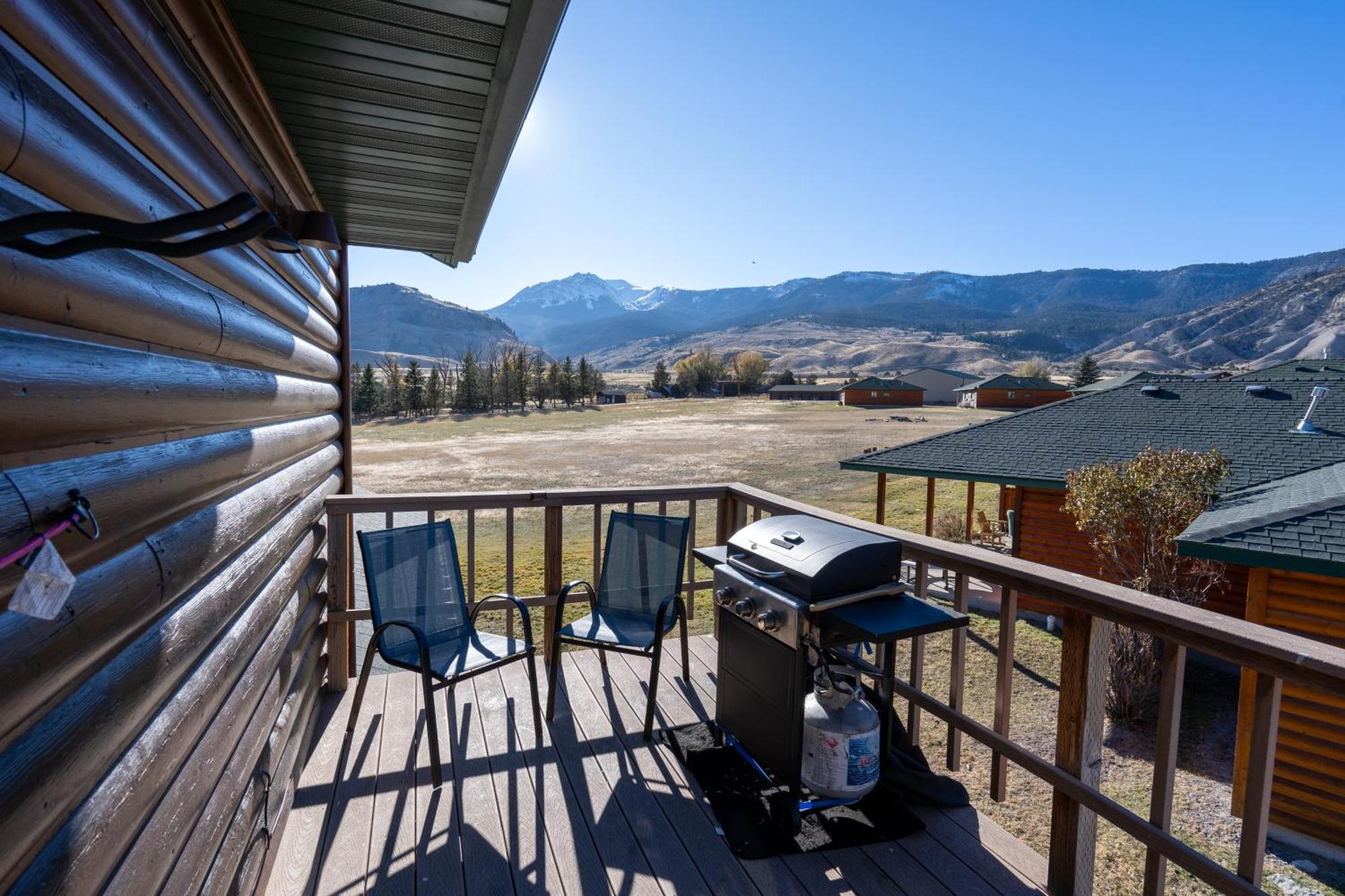 Bison Lodge - Lg Home - 2 Bedrooms - Less Than 5 Miles To Yellowstone North Entrance, Sleeps Up To 8 جاردينر المظهر الخارجي الصورة