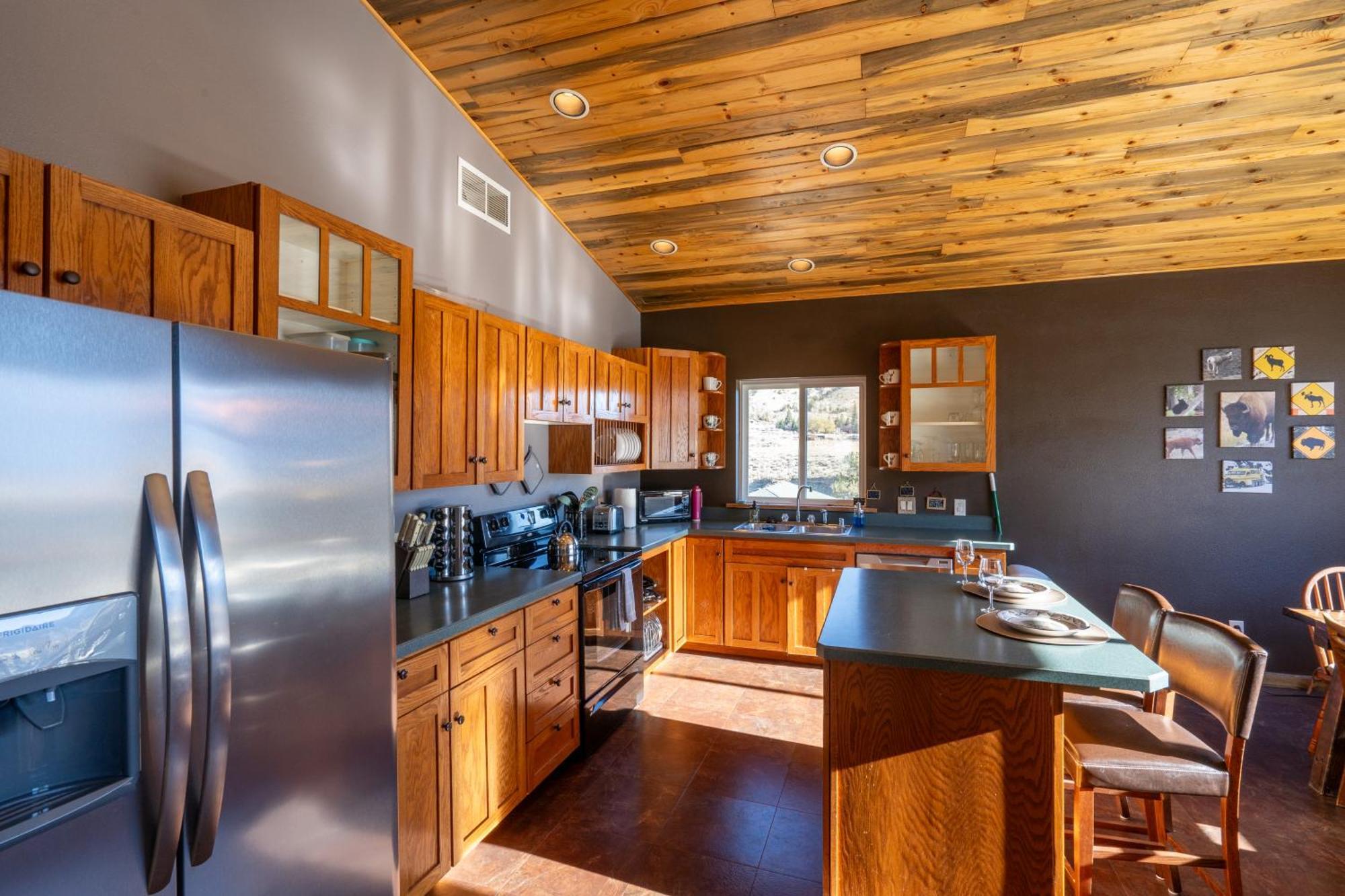 Bison Lodge - Lg Home - 2 Bedrooms - Less Than 5 Miles To Yellowstone North Entrance, Sleeps Up To 8 جاردينر المظهر الخارجي الصورة